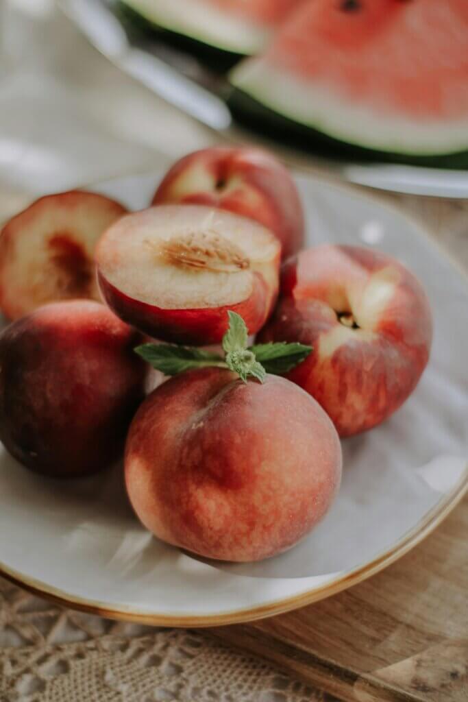 can horses eat peaches